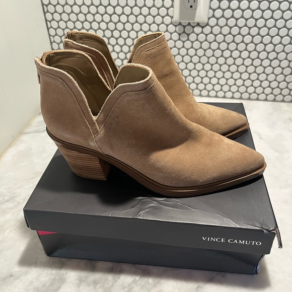 Vince Camuto VP-Reggie Tortilla Oiled Suede Booties 10 M Excellent Condition - Picture 1 of 5